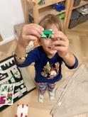 „This is for you, mami.“ 🥹❤️
4 roky - z toho 1 rok v bilingválnej škôlke. A jedna LEGO postavička darovaná s láskou… v angličtine.
Presne tieto malé momenty mi pripomínajú, že jazyk sa nemusí učiť len za stolom. Deti ho objavujú pri hre, v každodenných situáciách a v obyčajných chvíľach, ktoré sú pre nás rodičov vlastne neobyčajné...
A táto postavička? Tú si, samozrejme, nechávam. 🥰
