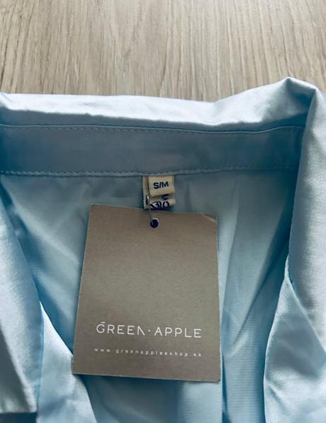 Krásne saténové šaty značky green apple, s