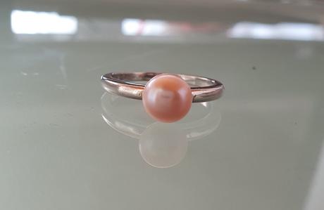 Prsteň s ružovou perlou, tchibo