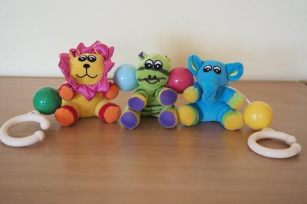 Plyšová hrkálka na kočík safari,