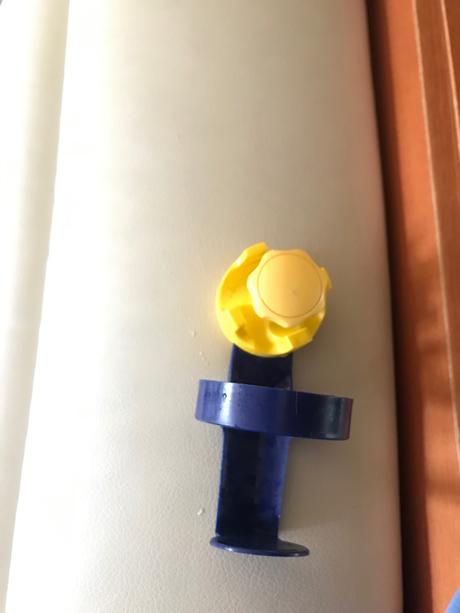 Univerzalny drziak na flasku na kocik, 