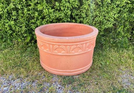 Terakotový kvetináč s ornamentom, 