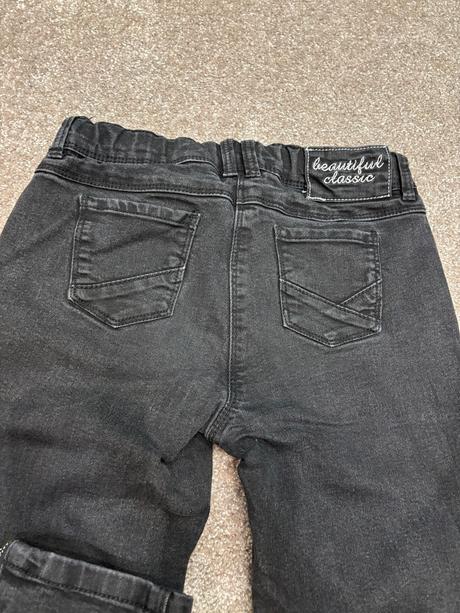 Cierne rifle so spodným zipsom, 140