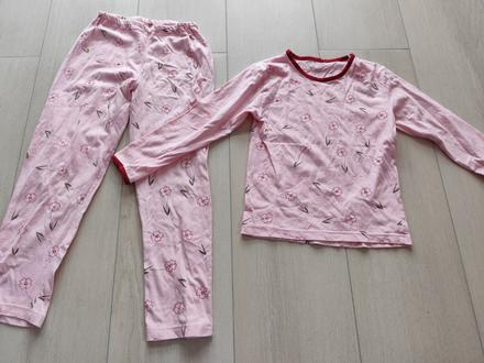 Predam dievcenske pyzamo, 