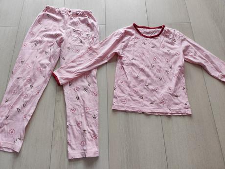 Predam dievcenske pyzamo, 