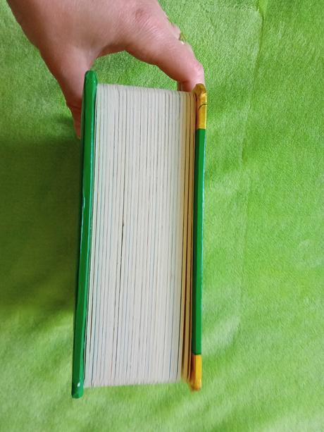 Kniha tvrdé strany,