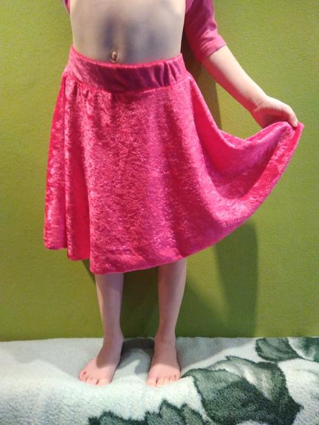 Tenká zamatová suknicka, 116