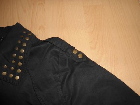 Cierny prechodny vybijany plast / kabat, m