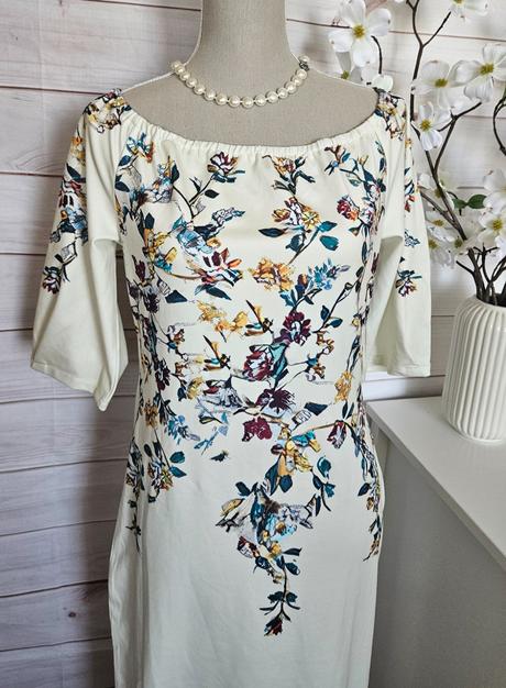 Pekné kvetinkové šaty, l