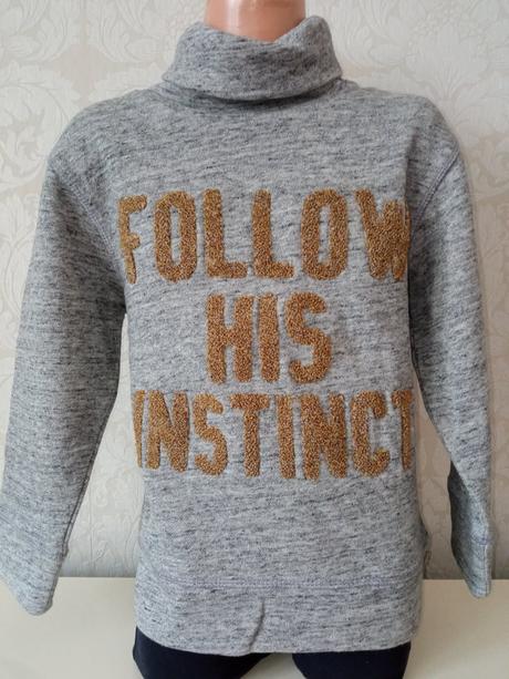 Chlapčenský sivý sveter s rolákom a nápisom (6r.), 116