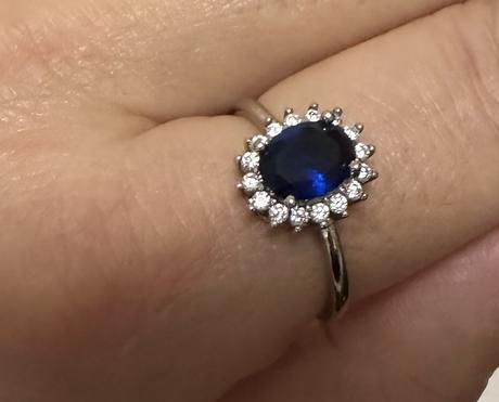 Strieborný prsteň s modrým kamienkom, 