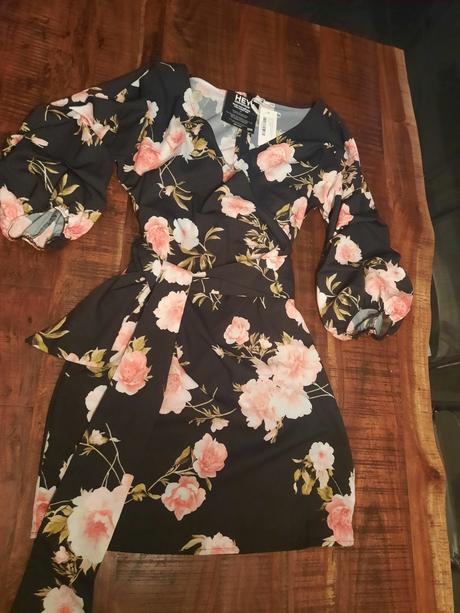 Šaty jemné, elegantné, zavinovacie kvetované, 36