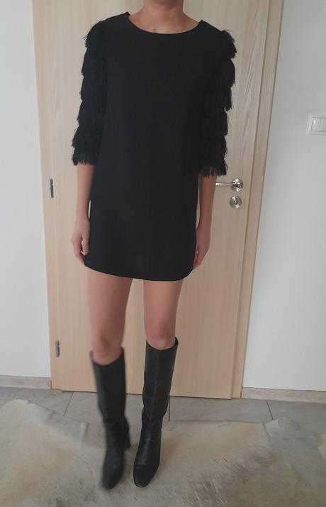 Šaty so strapcami, s