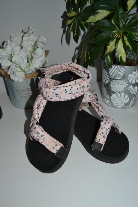 Sandále s kvetinovým motívom, veľkosť 37, reserved,37