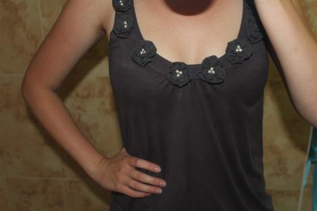 Tmavošedý top s kvetmi, amisu,s