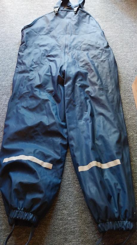 Nohavice do dazda, 122