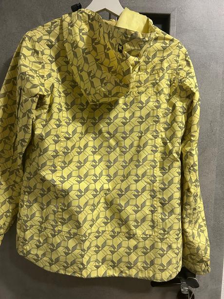 Nepremokavá bunda, 38