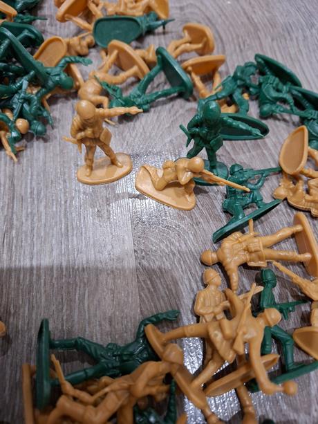 95 ks plastove panaciky vojaci, 