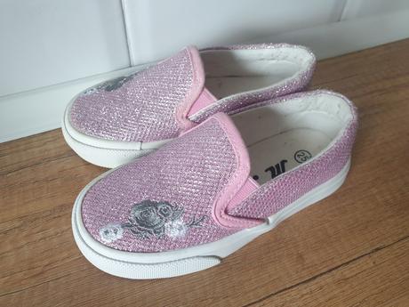 Trblietavé tenisky, 25