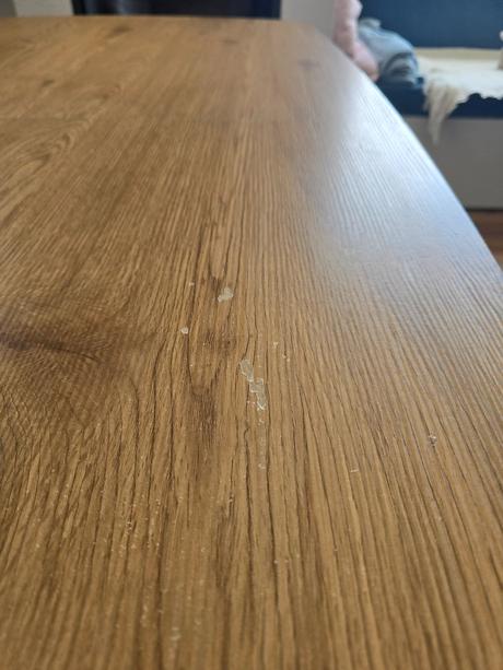 Rozkladací stôl + 5 sivých a 1 ružová stolička, 