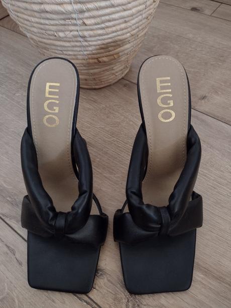 Extravagantné šľapky, 36