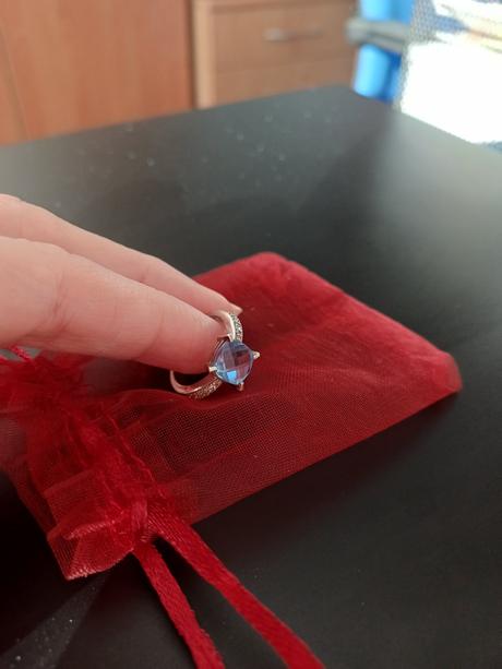 Strieborný prsteň so zirkónmi, 