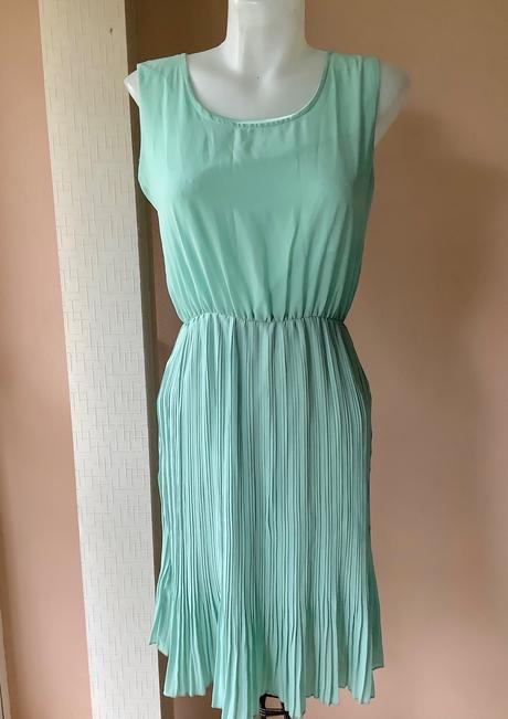 Krasne saty s plisovanou suknou faith, 38