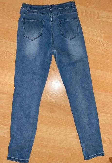 Roztrhané džínsy, m