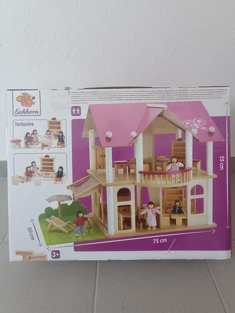 Drevený domček s príslušenstvom,