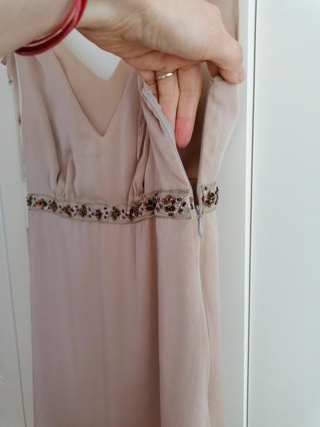 Pudrové šaty, 36