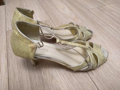 Zlaté sandále, 39