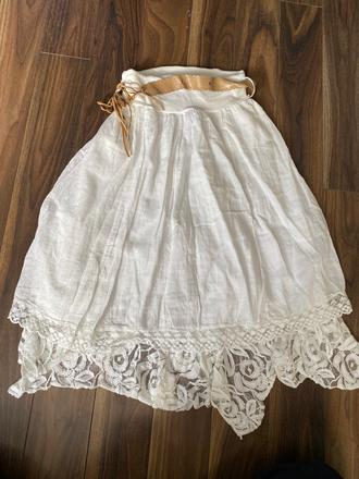 Ľahká midi sukňa vrstvená, s čipkou, opaskom, l