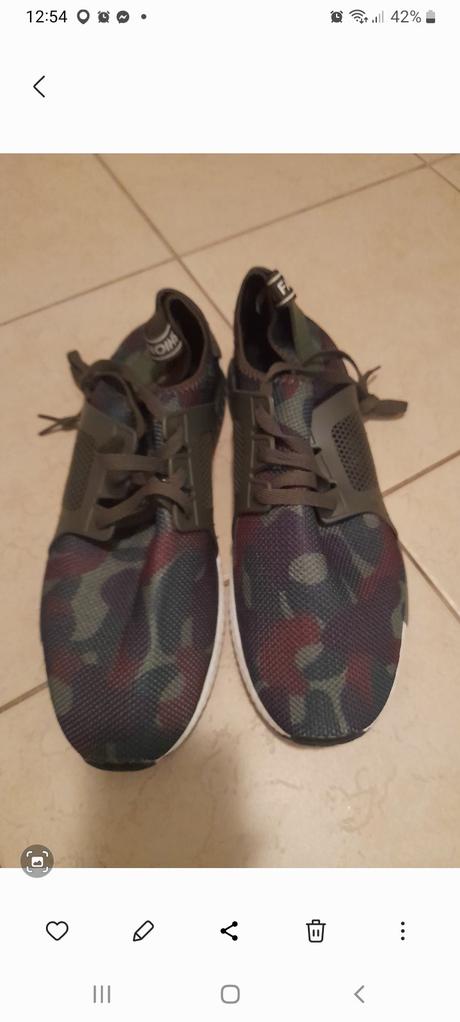 Nenosené tenisky, 47