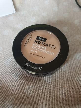 Pudre na tvar za 1 eur essence a 3.5 eur catrice,