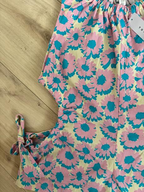 Kvietkovy top s vyrezmi, 36