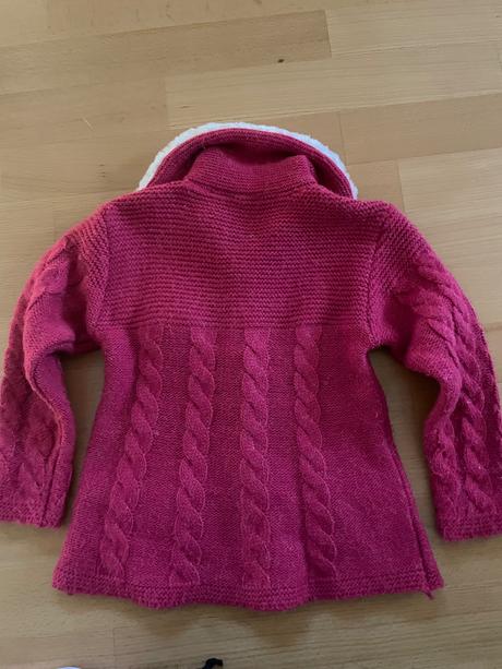 Sveter s kožušinovým golierom, 104