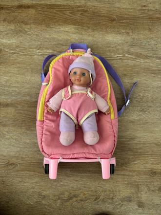 Batoh s bábikou na kolieskach,