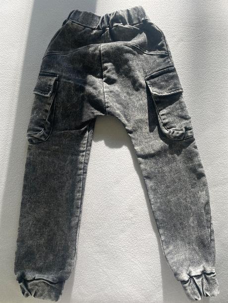 Nohavice z tenkej rifloviny, 122