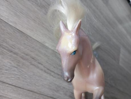 Bábika, dieťa a dva kone, 