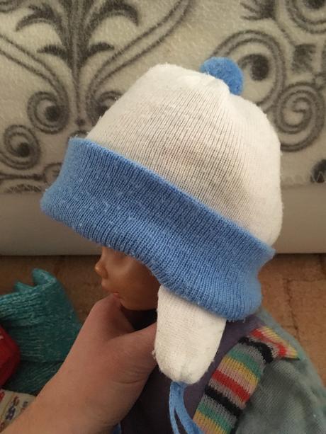 Bielo-modrá čiapočka s brmbolčekom a šnurkami, 68