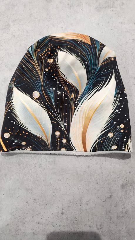 Čiapka pávie perá,