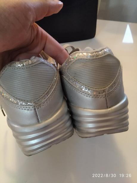 Strieborné tenisky, 37