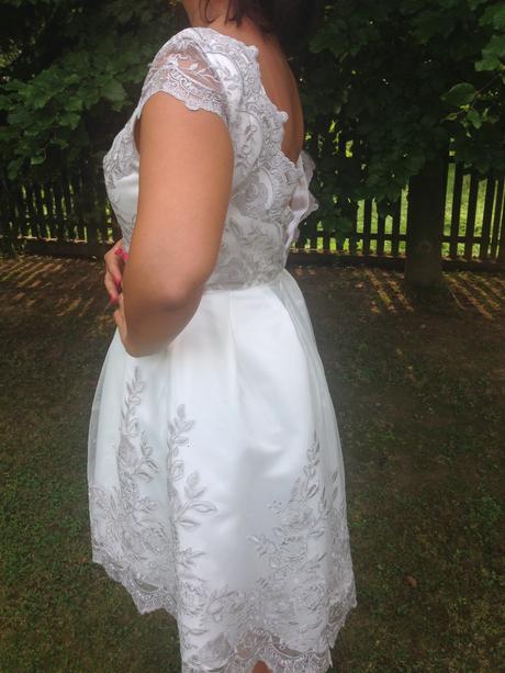 Krasne bielo-strieborne saty, 42