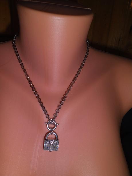 Krasna retiazka s priveskom, 