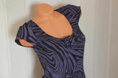 Fialovo čierne zebrované šaty m, m