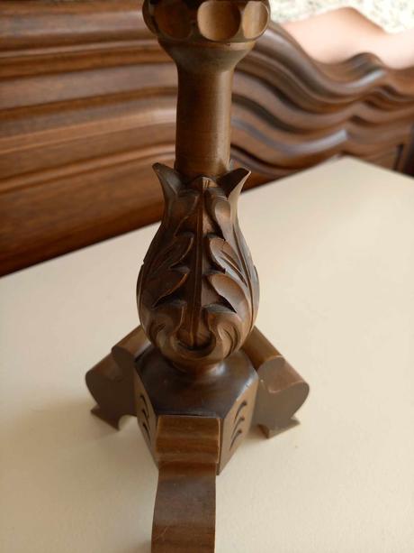 Drevený svietnik so sviečkou, 