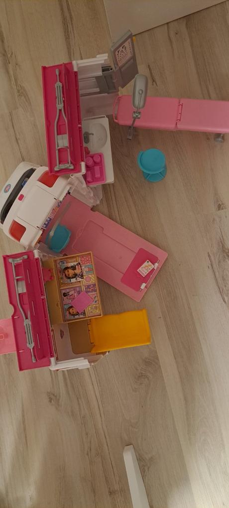 Barbie sanitka,