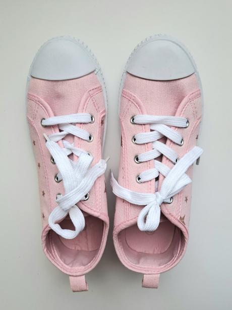 Tenisky s hviezdičkami, 36