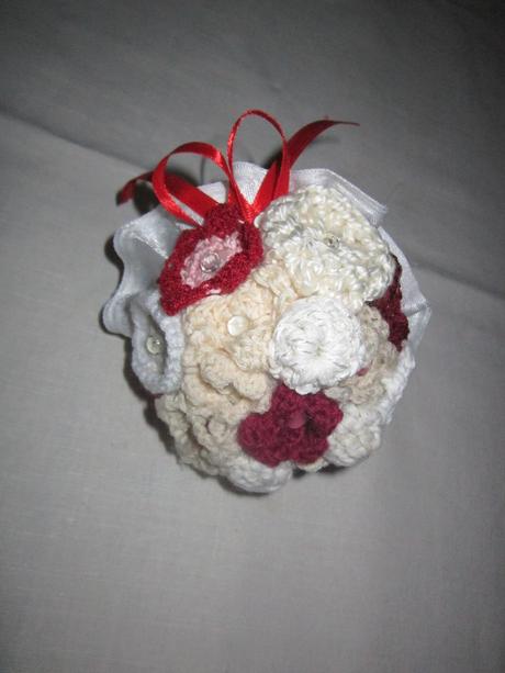 1661. kytice háčkované,