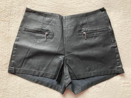 Koženkové šortky, 38